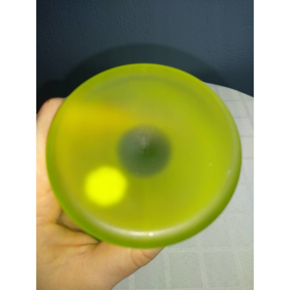 Frosted avocado green westmoreland glass bud vase with daisies and white flowers - Picture 6 of 7